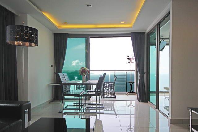 Condominium for sale Wong Amat showing the dining area and balcony Condominium for sale Wong Amat showing the dining area and balcony