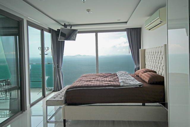 Condominium for sale Wong Amat showing the corner master bedroom Condominium for sale Wong Amat showing the corner master bedroom