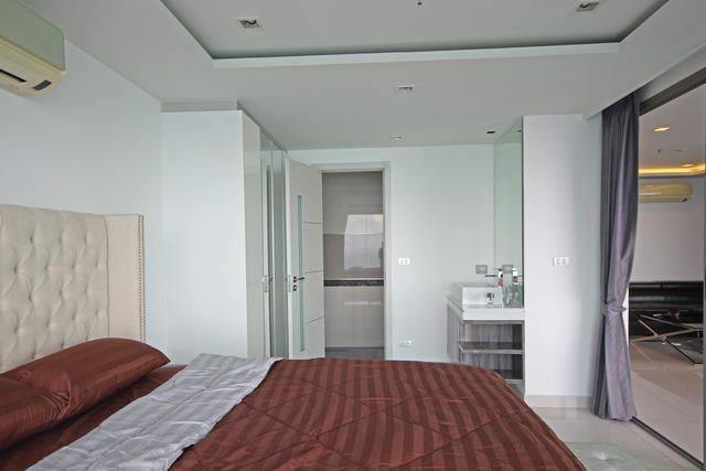 Condominium for sale Wong Amat showing the master bedroom suite Condominium for sale Wong Amat showing the master bedroom suite