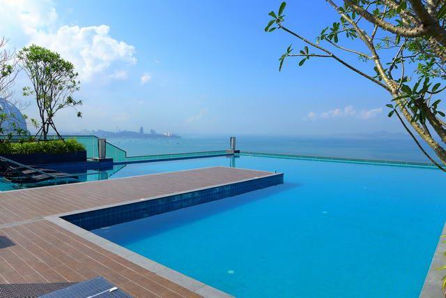 Condominium for sale Wong Amat showing the communal pool Condominium for sale Wong Amat showing the communal pool