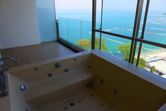 Condominium for sale Wong Amat showing the balcony jacuzzi tub Condominium for sale Wong Amat showing the balcony jacuzzi tub