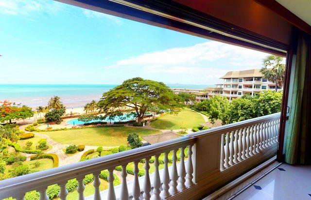 Condominium for sale Ban Amphur showing the balcony view Condominium for sale Ban Amphur showing the balcony view