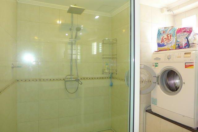 Condominium for sale Pratumnak Hill showing the master bathroom Condominium for sale Pratumnak Hill showing the master bathroom