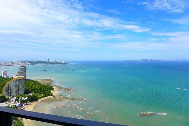 Condominium for sale Wong Amat showing the balcony view Condominium for sale Wong Amat showing the balcony view