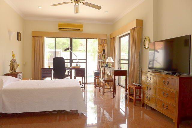 House for sale View Talay Villas Jomtien showing the master bedroom suite House for sale View Talay Villas Jomtien showing the master bedroom suite