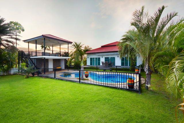 House for sale Huay Yai Pattaya showing the garden, pool and house House for sale Huay Yai Pattaya showing the garden, pool and house