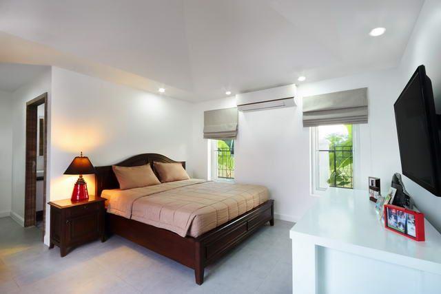House for sale Huay Yai Pattaya showing the master bedroom suite House for sale Huay Yai Pattaya showing the master bedroom suite