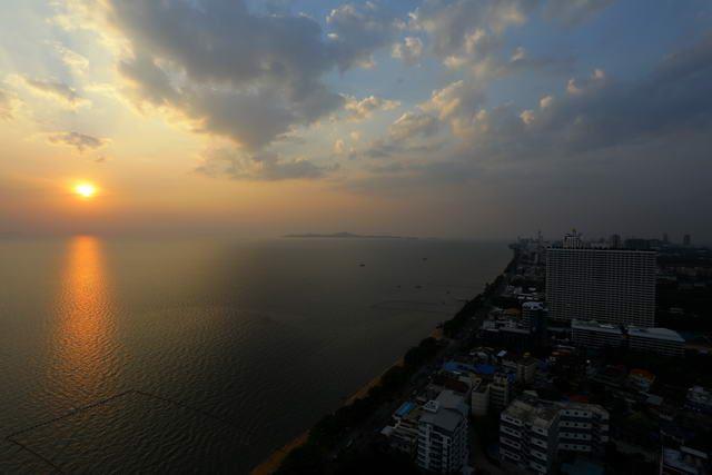 Condominium for sale Jomtien Beach showing the sunset view Condominium for sale Jomtien Beach showing the sunset view