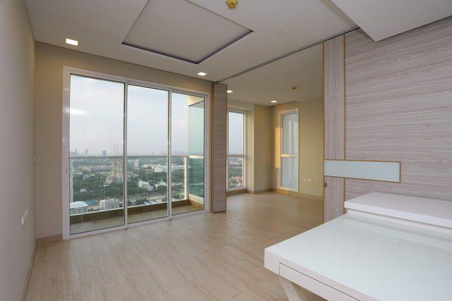 Condominium for sale Jomtien Beach showing the bedroom and division door Condominium for sale Jomtien Beach showing the bedroom and division door