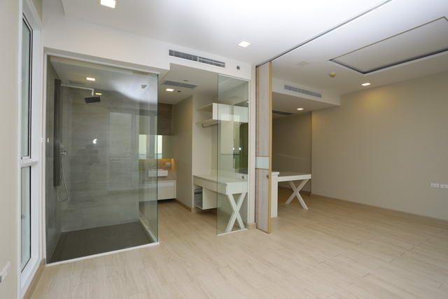 Condominium for sale Jomtien Beach showing the master bedroom and bathroom Condominium for sale Jomtien Beach showing the master bedroom and bathroom