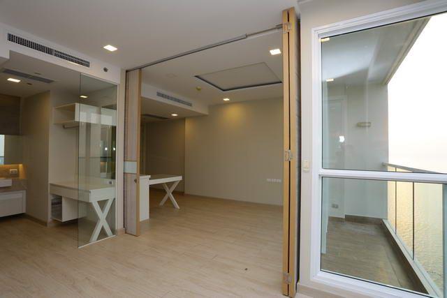 Condominium for sale Jomtien Beach looking to the living area Condominium for sale Jomtien Beach looking to the living area