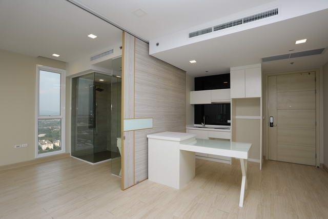 Condominium for sale Jomtien Beach showing the kitchen and division door Condominium for sale Jomtien Beach showing the kitchen and division door