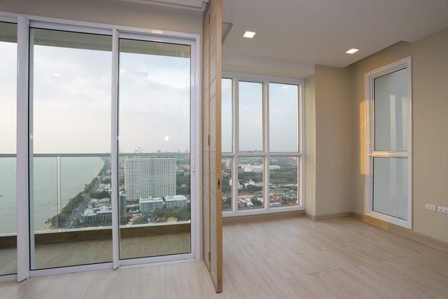 Condominium for sale Jomtien Beach showing the living and bedroom areas with division door Condominium for sale Jomtien Beach showing the living and bedroom areas with division door