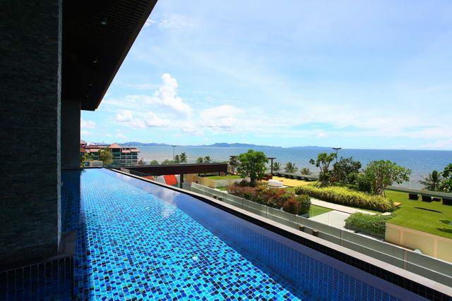 Condominium for sale Jomtien Beach showing the communal pool Condominium for sale Jomtien Beach showing the communal pool