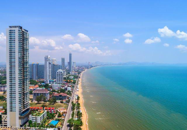 Condominium for sale Jomtien Beach showing the condo building Condominium for sale Jomtien Beach showing the condo building