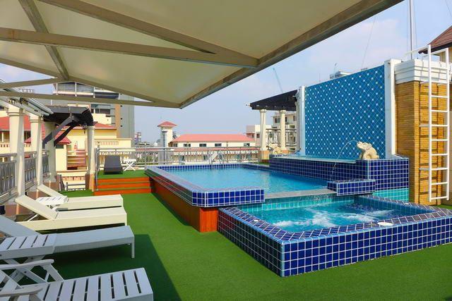 Condominium for sale Pattaya Beach showing the rooftop pool Condominium for sale Pattaya Beach showing the rooftop pool