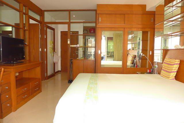 Condominium for sale Pattaya Beach showing the bedroom suite Condominium for sale Pattaya Beach showing the bedroom suite