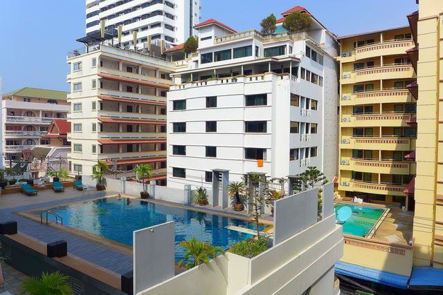 Condominium for sale Pattaya Beach showing the balcony pool view Condominium for sale Pattaya Beach showing the balcony pool view