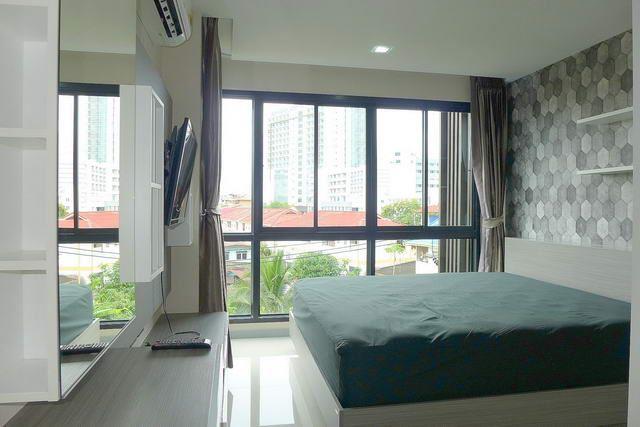Condominium for sale North Pattaya showing the master bedroom Condominium for sale North Pattaya showing the master bedroom