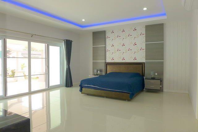 House for sale Bangsaray Pattaya showing the master bedroom House for sale Bangsaray Pattaya showing the master bedroom