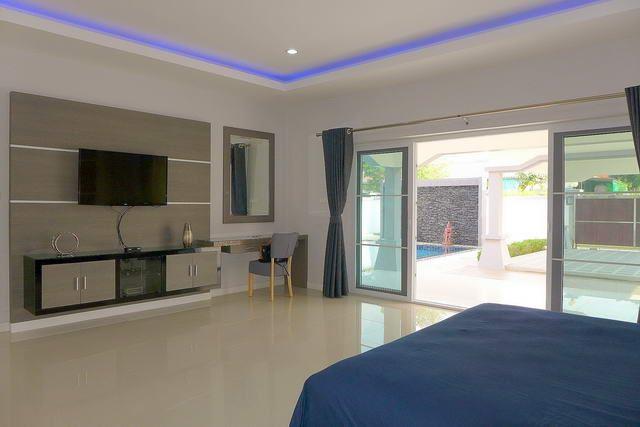 House for sale Bangsaray Pattaya showing the master bedroom suite House for sale Bangsaray Pattaya showing the master bedroom suite