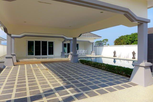 House for sale Bangsaray Pattaya showing the carport House for sale Bangsaray Pattaya showing the carport