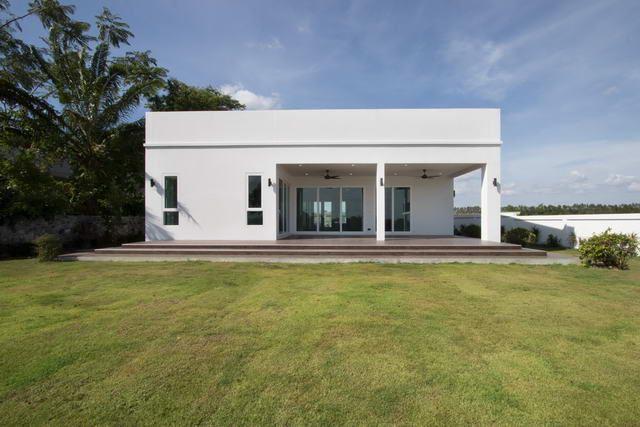 House for sale Huay Yai Pattaya showing the house and garden House for sale Huay Yai Pattaya showing the house and garden