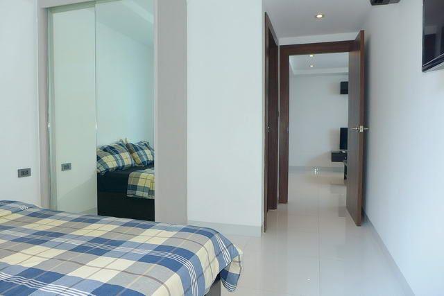 Condominium for sale Wongamat showing the master bedroom suite Condominium for sale Wongamat showing the master bedroom suite