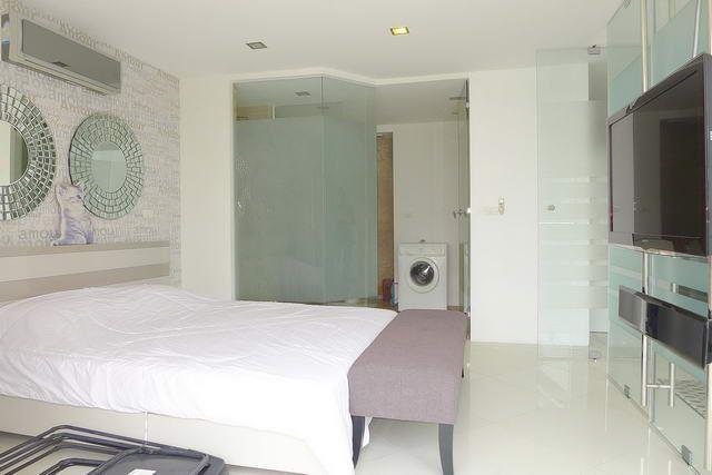 Condominium for sale Wong Amat showing the master bedroom suite Condominium for sale Wong Amat showing the master bedroom suite