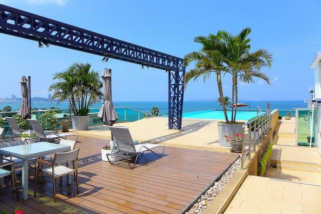 Condominium for sale Wong Amat showing the pool area Condominium for sale Wong Amat showing the pool area