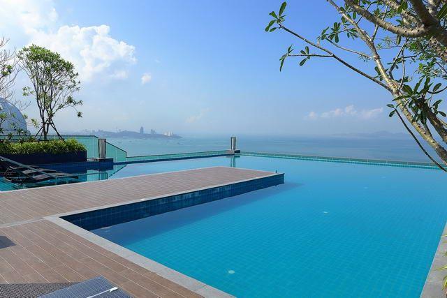 Condominium for sale Wong Amat showing the communal pool Condominium for sale Wong Amat showing the communal pool