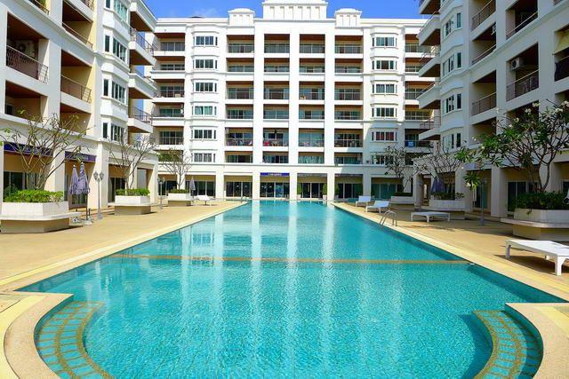 Condominium for sale Jomtien showing the communal pool Condominium for sale Jomtien showing the communal pool