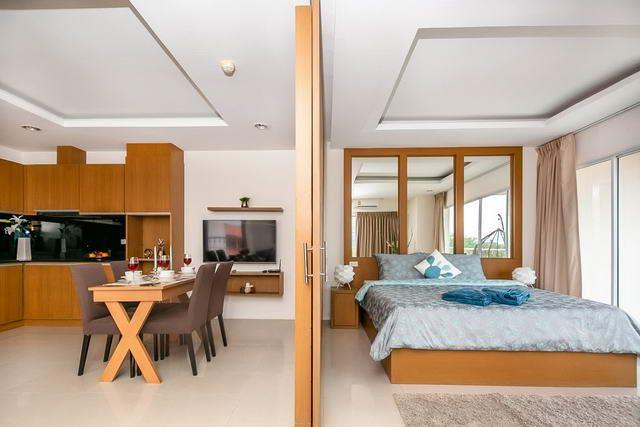 Condominium for sale Jomtien showing the living and sleeping areas Condominium for sale Jomtien showing the living and sleeping areas
