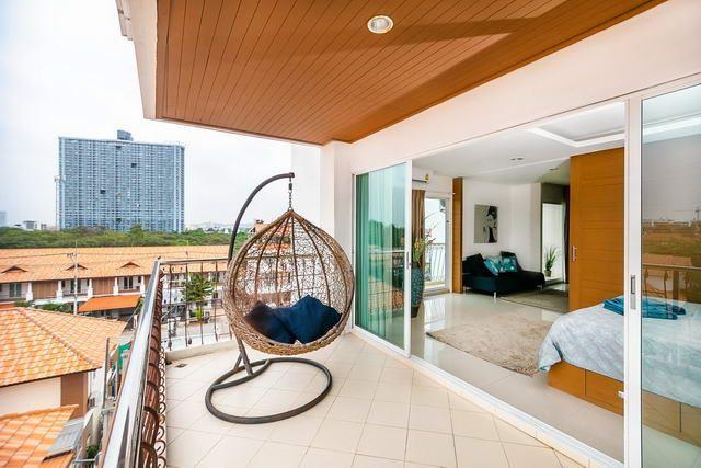 Condominium for sale Jomtien showing the balcony Condominium for sale Jomtien showing the balcony