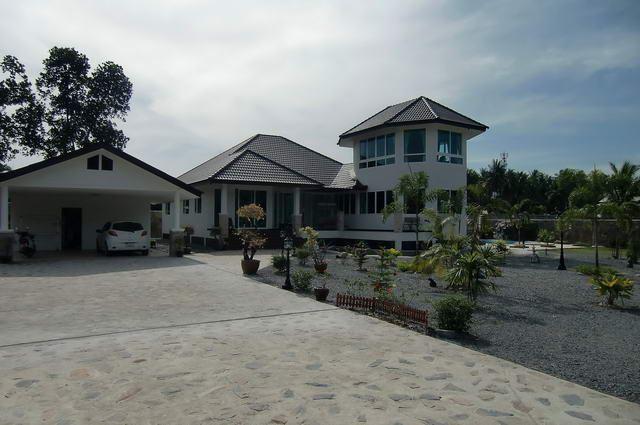 House for sale Na Jomtien showing the driveway entrance House for sale Na Jomtien showing the driveway entrance