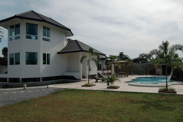 House for sale Na Jomtien showing the house garden and pool House for sale Na Jomtien showing the house garden and pool