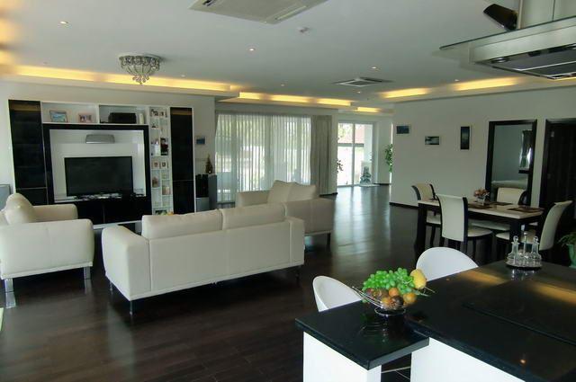 House for sale Na Jomtien showing sitting around the TV House for sale Na Jomtien showing sitting around the TV