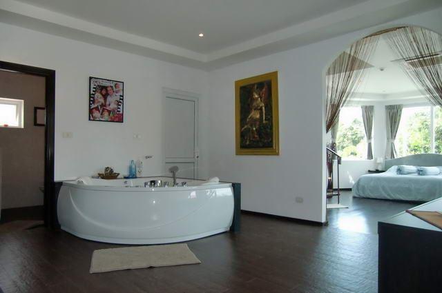 House for sale Na Jomtien showing master bedroom and jacuzzi House for sale Na Jomtien showing master bedroom and jacuzzi