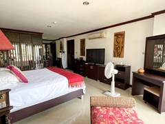 Condo for sale Pattaya Jomtien showing Master Bedroom Suite