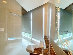 Condominium for rent Wongamat Pattaya showing the master bathroom 