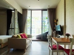 Condominium For rent Wongamat Pattaya showing the living, dining areas and balcony