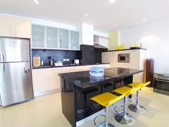 Condominium for rent Jomtien showing the kitchen with breakfast bar 