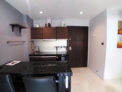 Condominium for rent Jomtien showing the kitchen and counter 