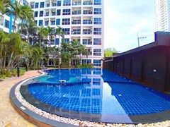 Condominium for rent Na Jomtien showing the communal pool 