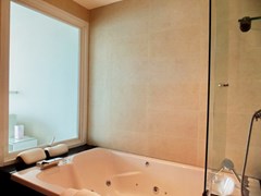 Condominium for rent Ananya Naklua showing the Jacuzzi bathtub  