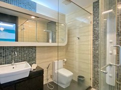 Condominium for rent Naklua Ananya showing the second bathroom 