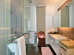 Condominium for rent Northpoint Pattaya showing the second bathroom 