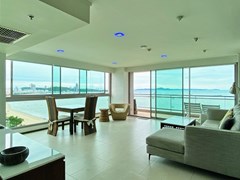 Condominium for rent in Northshore Pattaya Beach showing the open plan living area 