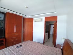 Condominium for rent Pattaya showing the bedroom suite 