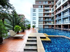 Condominium for Rent Pattaya showing the building and pool